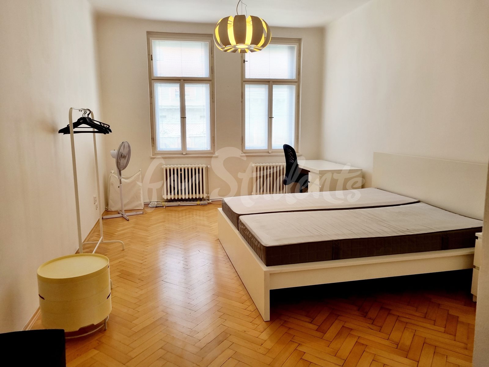 One bedroom available in female three bedroom apartment in Budečská street, Prague