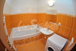 Place in partially walk through double room for girl in a shared apartment, Brno Discount for summer  - koupelna