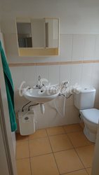 One spacious bedroom available in four bedroom female apartment in Buzulucká street, Hradec Králové - WC-s-oknem