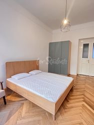 One bedroom available in two bedroom apartment in Budečská street, Prague - pokoj-24-m-do-ulice