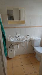 One bedroom available for female student only 1 minute from Faculty of Medicine, Hradec Králové - WC-s-oknem
