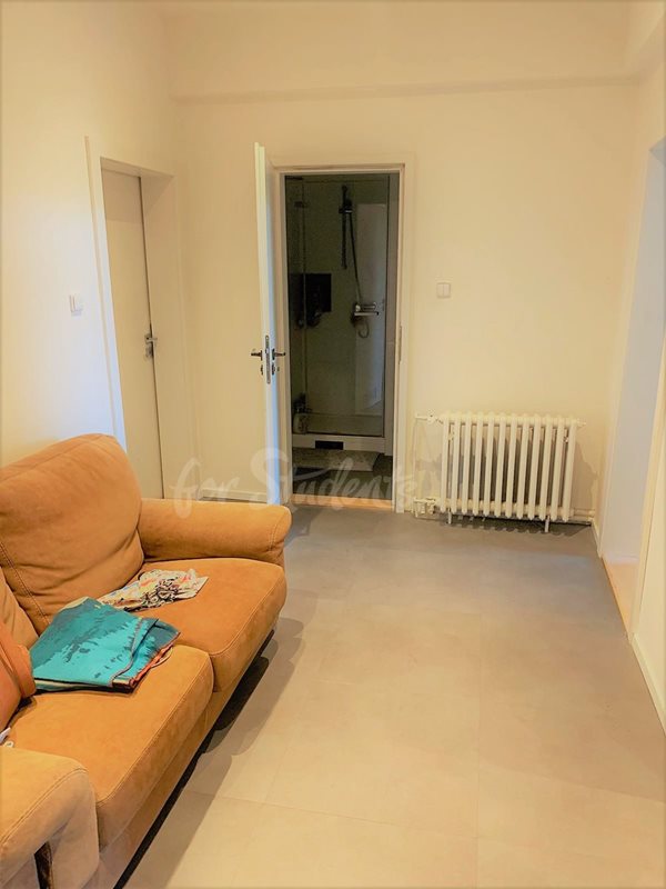 One bedroom available in female three bedrooms apartment in Budečská street, Prague (file IMG-20220621-WA0002.jpg)
