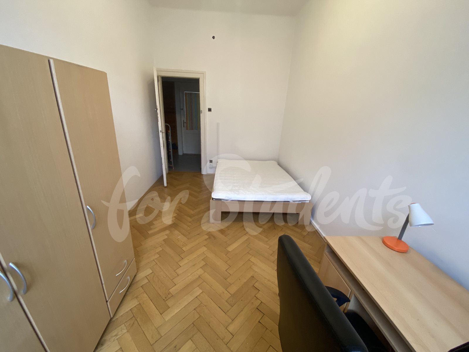 One bedroom available in female three bedroom apartment, Hradec Králové