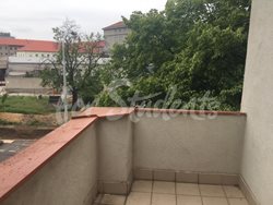 One room available in spacious two bedroom apartment with a terrace, Prague - balcony-2