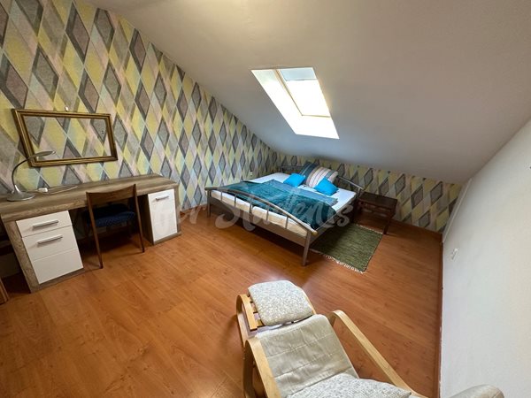 One room available in a female three bedroom apartment in the Old Town, Hradec Králové - R45/23