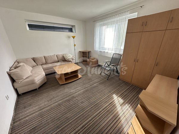 Two rooms available in three bedroom apartment in a villa, Hradec Králové - R25/25