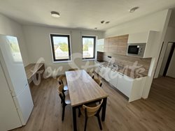 Three beds in shared brand new rooms available in a student's house, Hradec Králové - 636