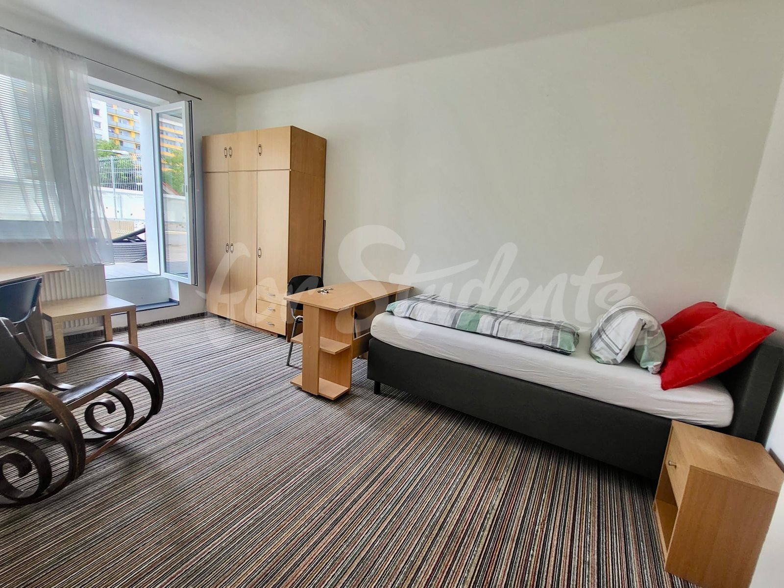 One room available in three bedroom apartment in a villa, Hradec Králové