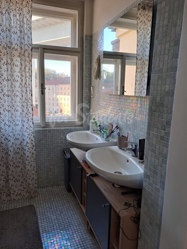 Three rooms available in a four bedroom apartment in the city center, Prague (file f2ae44c1-1839-42fc-901c-19fd733cc3bf.jpg)