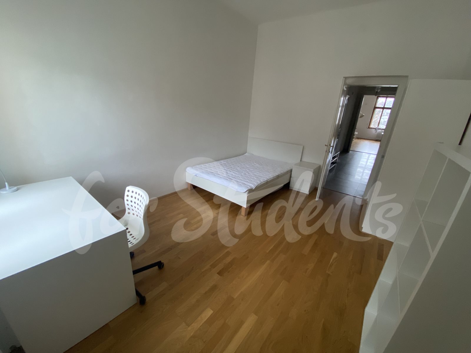 One bedroom available in female 3bedroom apartment in a student's house in the center of town, Hradec Králové