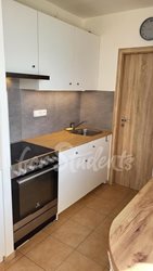 One room available in a three bedroom apartment, Hradec Králové - kuchyn-1