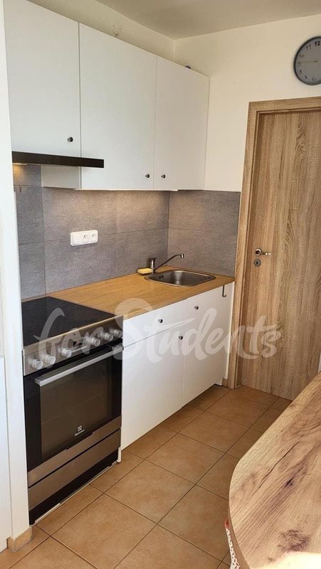 One room available in a three bedroom apartment, Hradec Králové (file kuchyn-1.jpg)