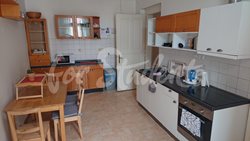 One spacious bedroom available in four bedroom female apartment in Buzulucká street, Hradec Králové - kuchyn-a