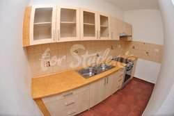 Place in partially walk through double room for girl in a shared apartment, Brno Discount for summer  - kuchyn