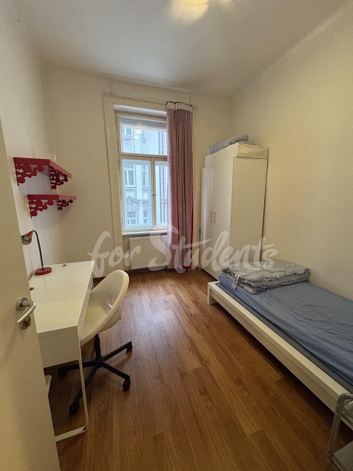 Two rooms in a spacious four bedroom apartment in the city center, Prague 