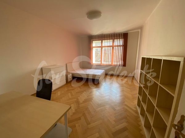 One room available in female three bedroom apartment in popular student's residency, Hradec Králové - R23/23