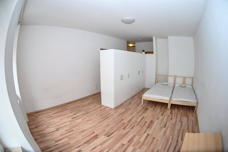 Place in partially walk through double room for girl in a shared apartment, Brno Discount for summer  (file pruchozi_pokoj.jpg)