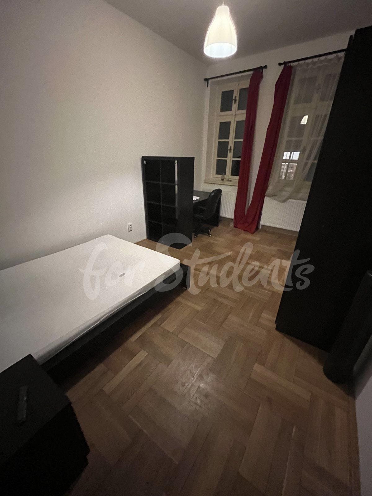 One bigger room in modern male three bedroom apartment in the Old Town, Hradec Králové