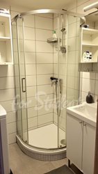 One room available in a three bedroom apartment, Hradec Králové - koupelna