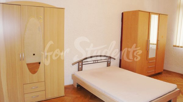 One bedroom available in female three bedroom apartment, Hradec Králové - R24/23