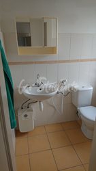 One spacious bedroom in four bedroom share apartment in Buzulucká street, Hradec Králové  - WC-s-oknem