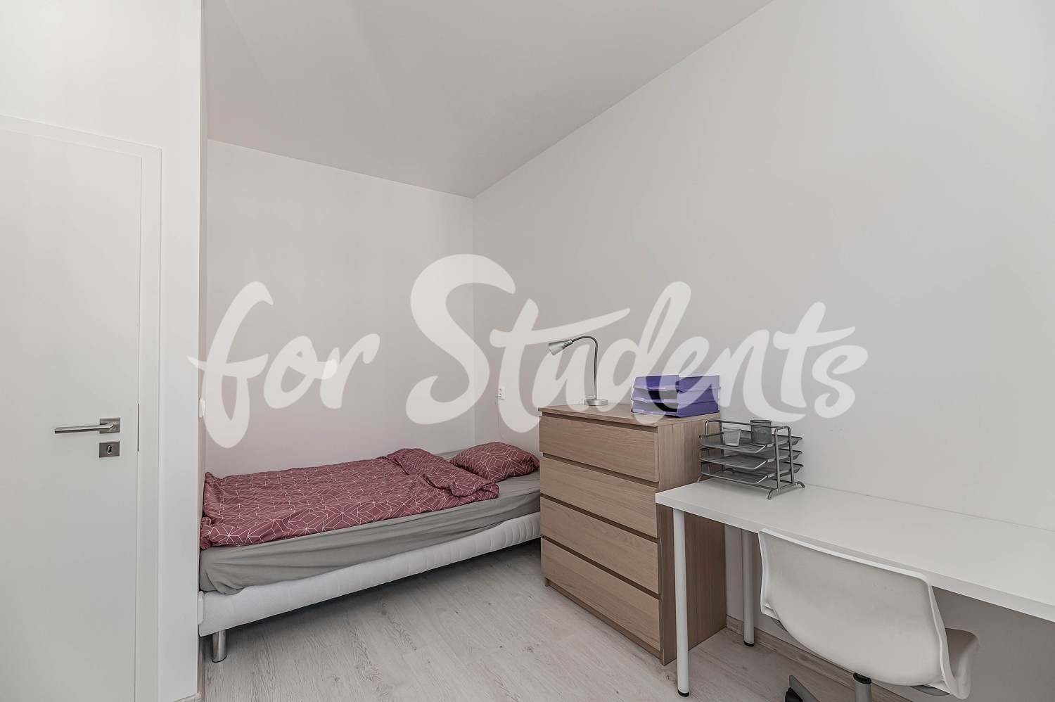One bedroom available in female newly reconstructed three bedroom apartment, Hradec Králové