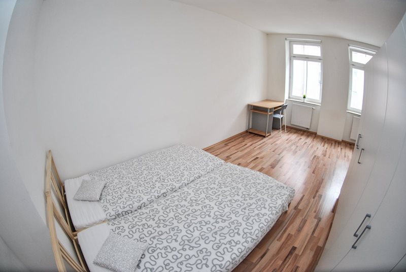 Place in partially walk through double room for girl in a shared apartment, Brno Discount for summer  (file pruchozi_pokoj_2.jpg)