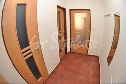 Place in partially walk through double room for girl in a shared apartment, Brno Discount for summer  - chodba