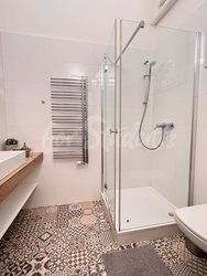 One bedroom available in two bedroom apartment in Budečská street, Prague - koupelna-2