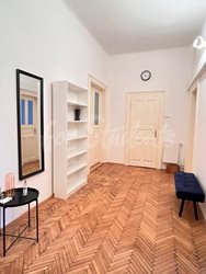 One bedroom available in two bedroom apartment in Budečská street, Prague - chodba