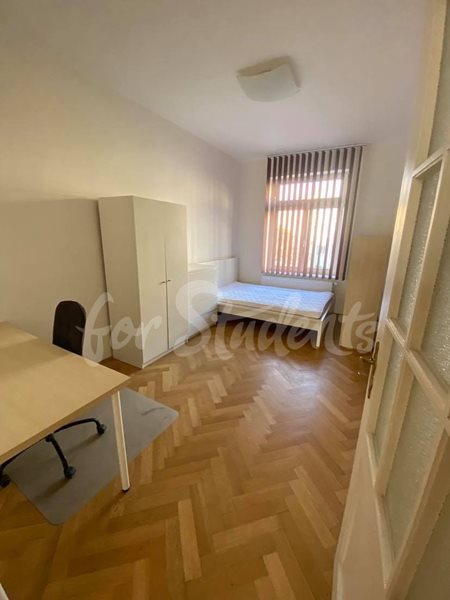 One room available in female three bedroom apartment in popular student's residency, Hradec Králové - R13/23