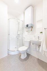 Newly bright reconstructed one bedroom apartment in city centre, Hradec Králové - OFFICE-11-koupelna-c
