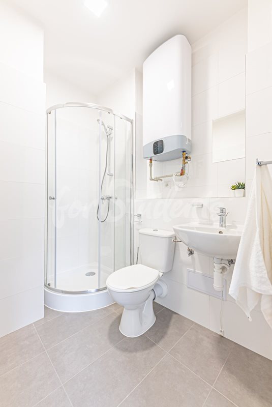 Newly bright reconstructed one bedroom apartment in city centre, Hradec Králové (file OFFICE-11-koupelna-c.jpg)